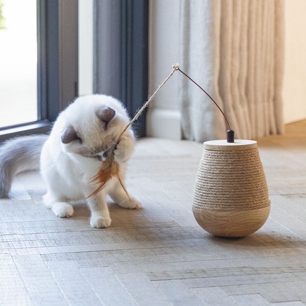 Designed by Lotte Katzenspielzeug MAE - Tumble - 15 x 18 cm - Holz - Feder Kugel